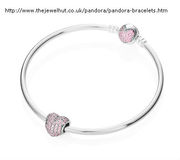 Express Your  Feelings with Pandora Sparkling Heart Bangle